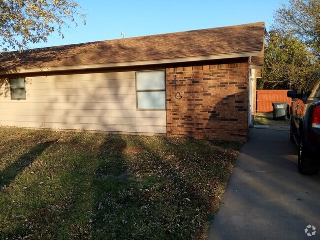 Building Photo - 2017 Martin Ave Rental