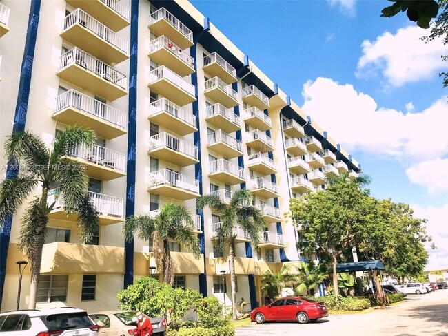 Building Photo - 4550 NW 9th St Unit 817E
