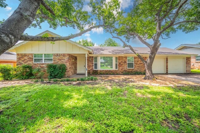 Newly Remodeled in Ridglea Hills! Ready fo... - Newly Remodeled in Ridglea Hills! Ready fo... House