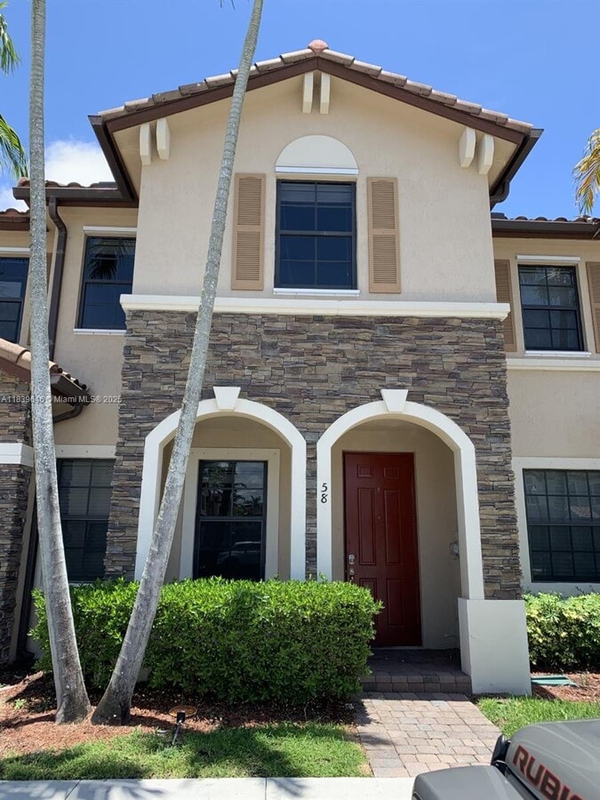Photo - 585 SE 32nd Ter Townhome