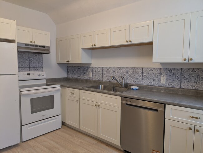 new stove and cabinets - 315 US-5 Unit Apt.3