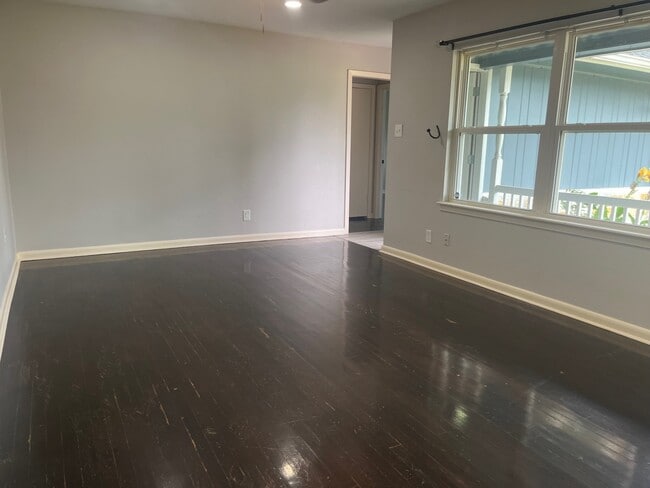 Photo - 603 Center Way