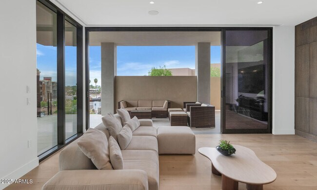 5000 N Camelback Rdg Dr Unit 102