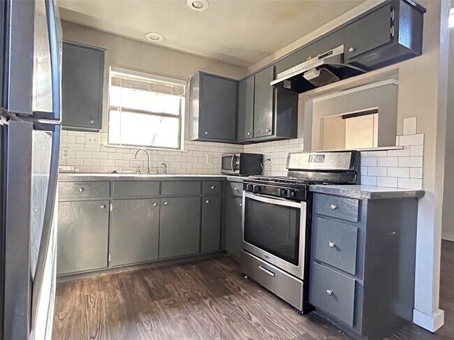 Photo - 968 N Lewis Ave