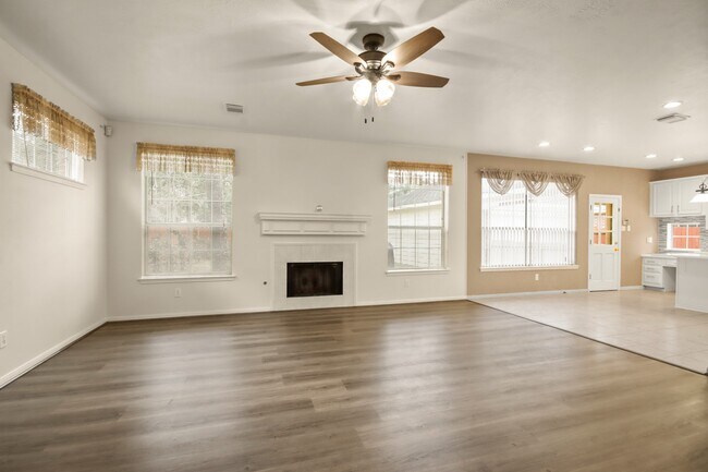 Photo - 111 S Dreamweaver Cir