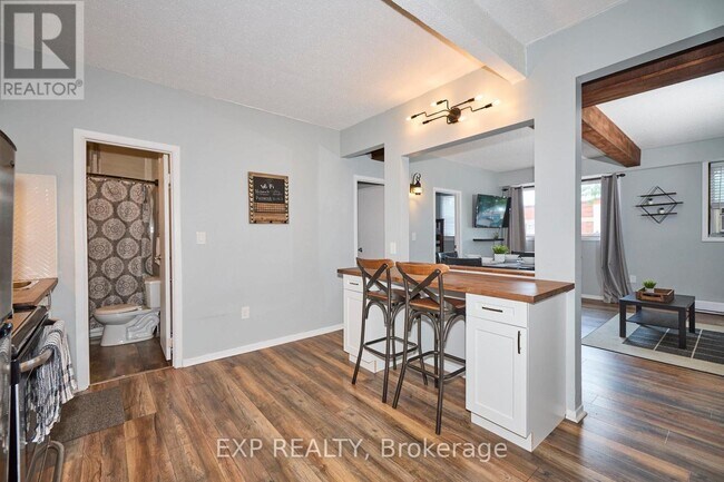 Photo - 4675 Queen St