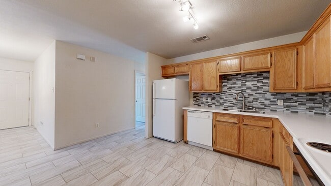 Photo - PRICE IMPROVEMENT $1295 + 2 WEEKS FREE REN...