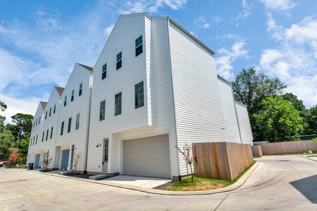 Building Photo - 2011 Bauer Dr