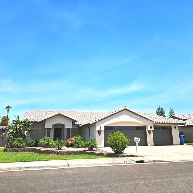 Pool home available now! - Pool home available now!