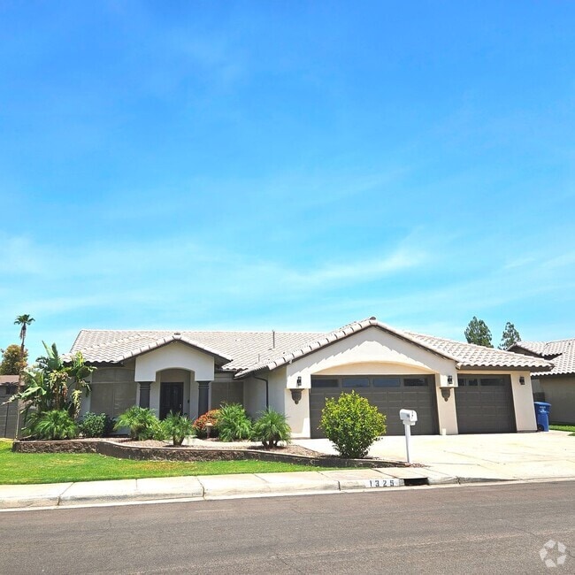 Building Photo - Pool home available now!