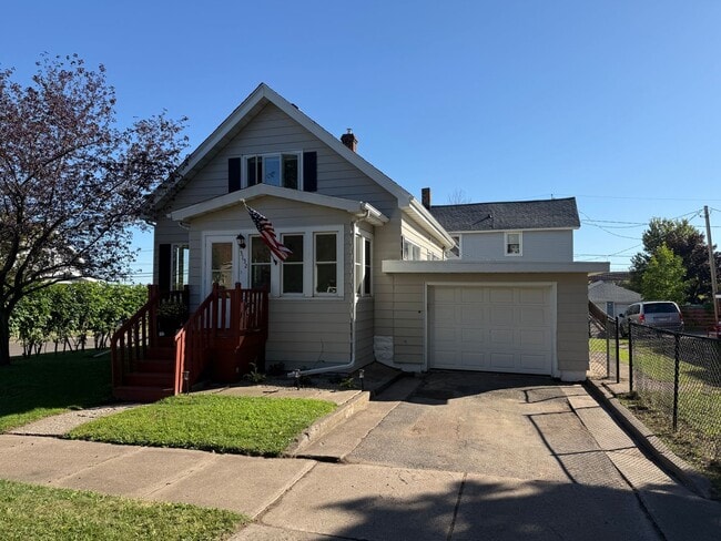 Building Photo - Duluth MN 3-Bedroom - 3-Bath Single Family Home with Garage