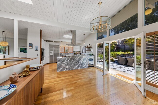 Photo - 453 Wellesley Ave