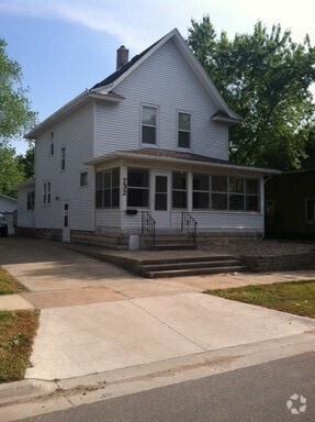 Building Photo - Great home, lots of space, fully updated, ...