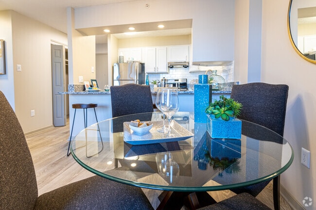 1BR, 1BA - 750 SF - Dining Area