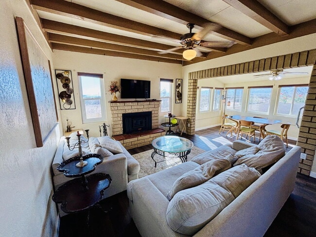 Photo - 4 bedrooms, 2 kitchens, 2.5 bathrooms, lau...