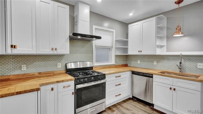 Photo - 2528 Main St