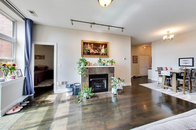 Photo - 2700 W Belmont Ave