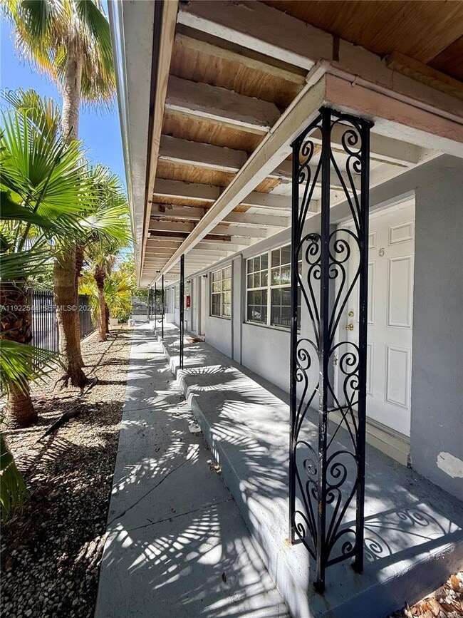 Building Photo - 551 NE 61st St Unit 2