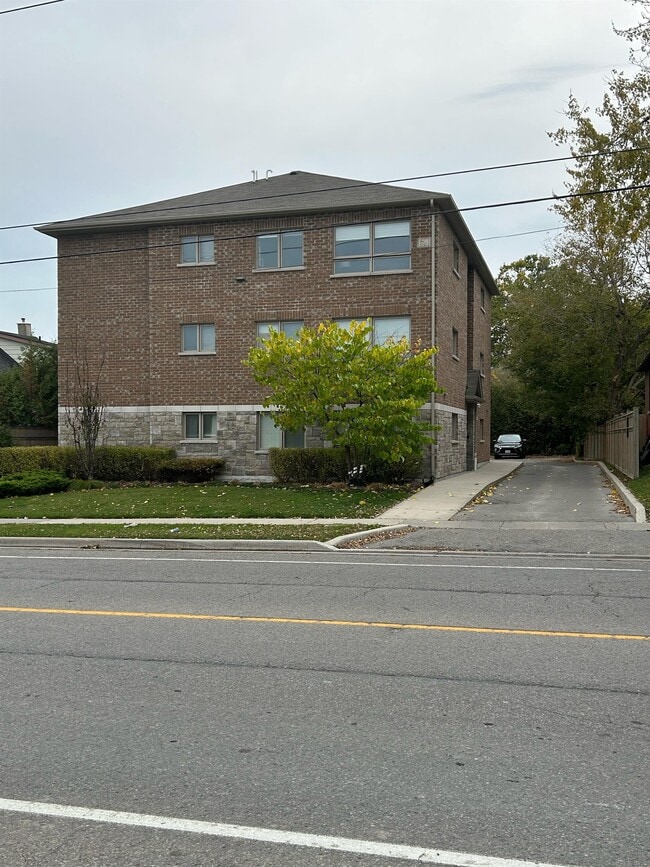 Building Photo - 1418 Simcoe St S Unit 3