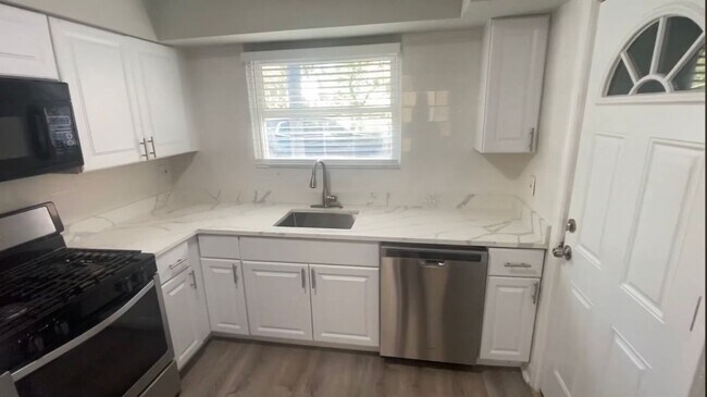 Photo - 1321 W Sherwin Ave