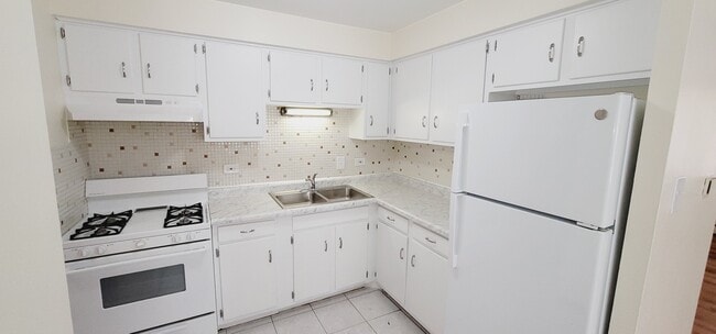 Photo - 5829-5837 W 63rd St