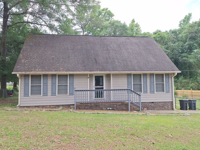 Building Photo - Charming Three Bedroom home available in Phenix City Al!