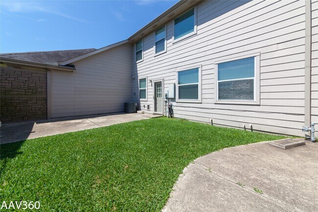 Photo - 2943 Meadowglen Crest