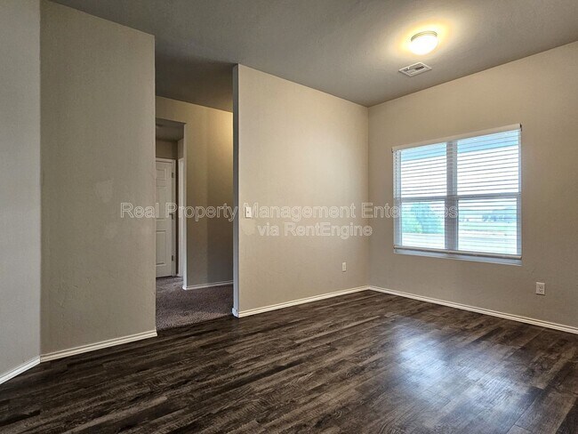 Photo - 319 Waterside Dr