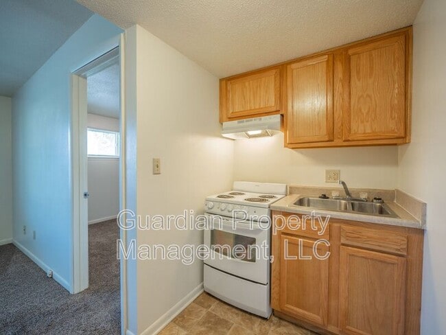 Building Photo - 1121 N College Dr