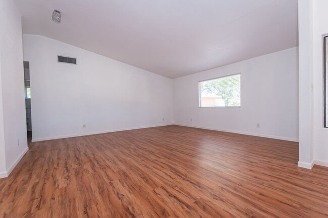 Photo - Charming Cul De Sac Home w/ 3 Bedroom, 2 Bath, Central A/C, Large 2 Car Garage, & RV Hook-Ups