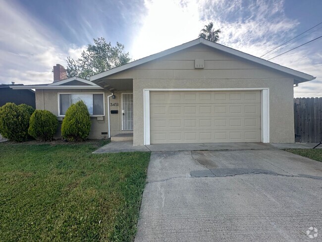 Building Photo - Recently Updated 4 Bedroom Home with Yard