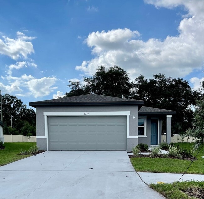 Building Photo - Available NOW! VERY well maintained 4/2 in... Rental