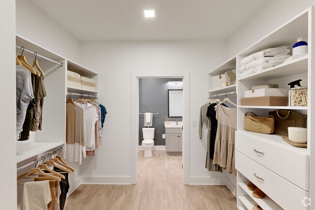 1 BR, 1 BA, 698 SF
