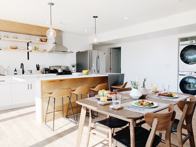 Shared Kitchen - 1607 W 35th Pl, Los Angeles, CA 90018 Apartments