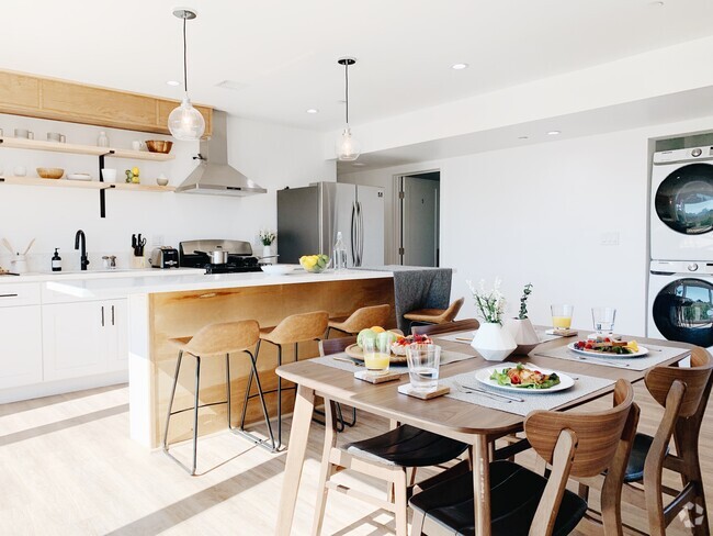 Shared Kitchen - 1607 W 35th Pl, Los Angeles, CA 90018 Rental