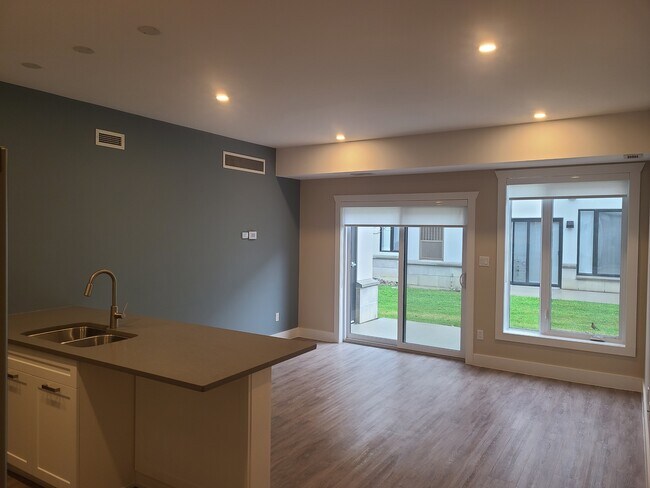 Photo - 550 Sandison St