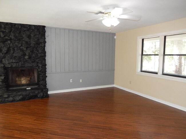 Photo - 913 Tamarack Ave