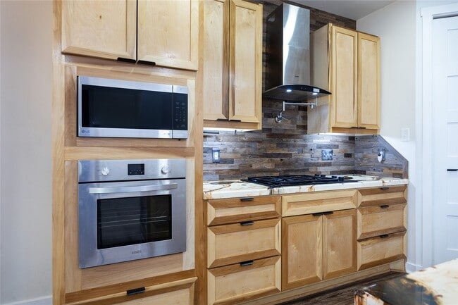 Photo - 10930 Exeter St