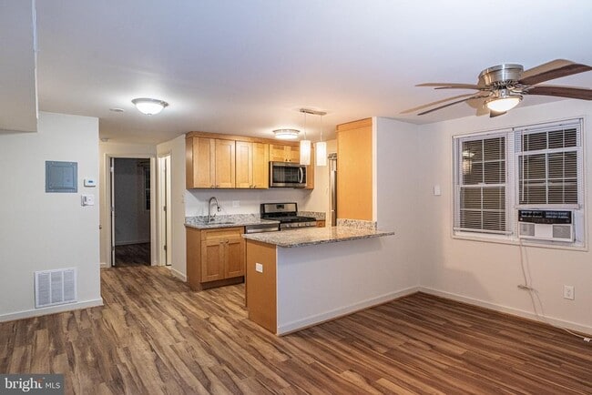 Building Photo - 129 S Courthouse Rd Unit 9