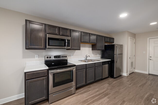 Cumberland 1BR, 1BA - 661SF - Kitchen