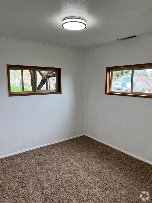 Building Photo - 2 Bedroom, 1 Bathroom Home