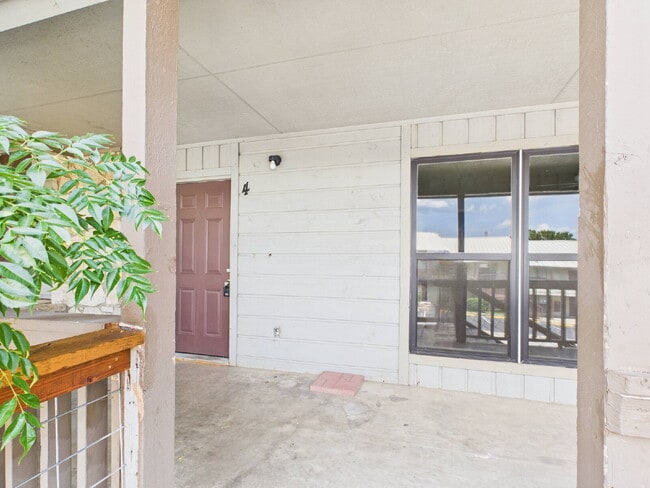 Building Photo - Upstairs 2/1 Unit 4 Rental