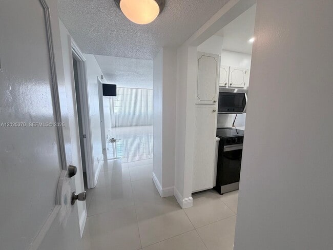 Building Photo - 1825 S Ocean Dr Unit 611