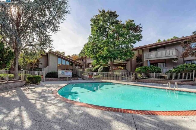 Building Photo - Location, Location! Easy Living in Walnut Creek near Heather Farms/John Muir Unit 46