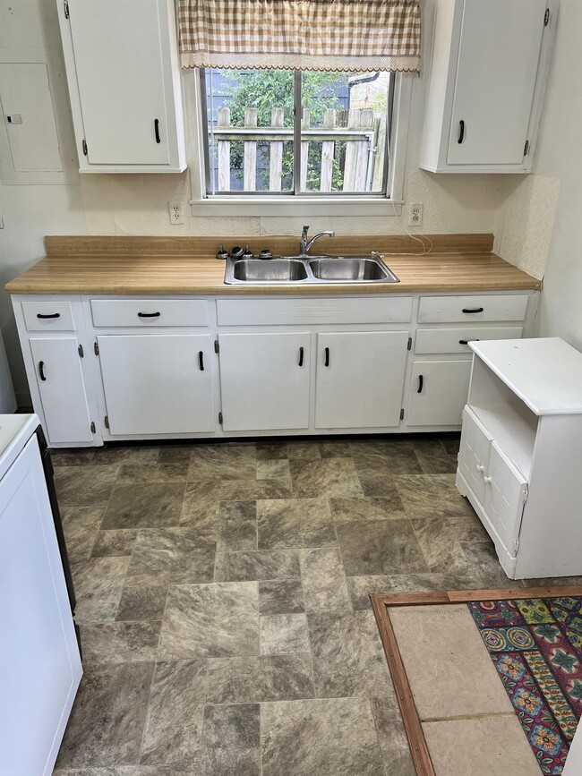 Photo - 3122 Commander Dr