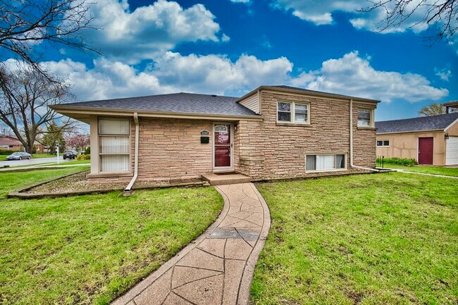 Photo - 5200 Madison St