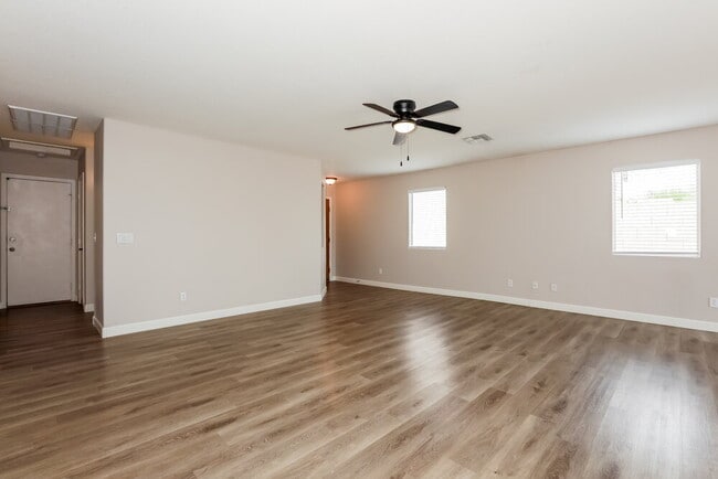 1800 E Desert Rose Trail