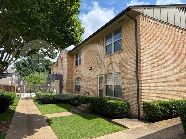 Photo - 5835 Sandhurst Ln