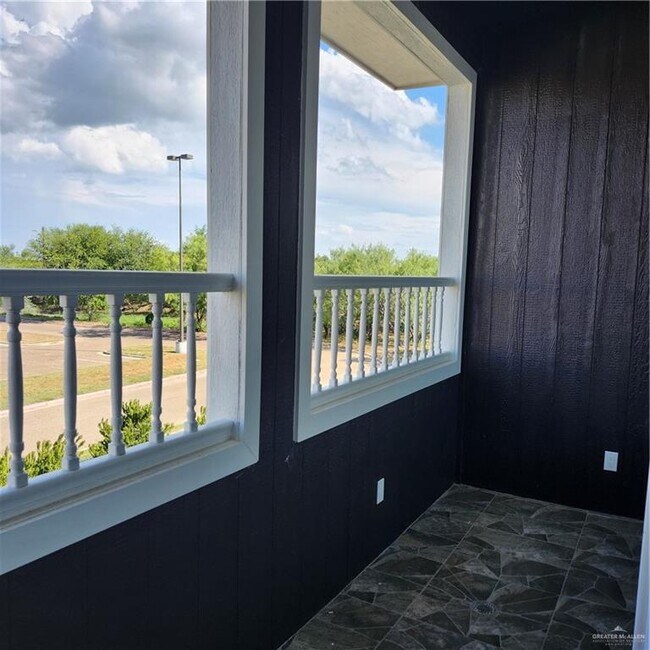 Photo - 29 Chateau St