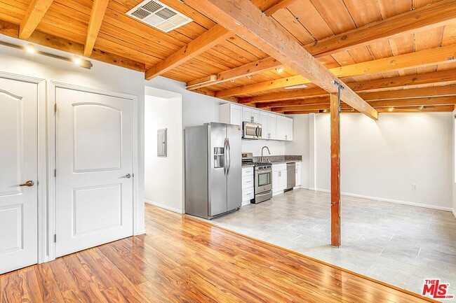 Building Photo - 1252 W 1st St Unit B Rental